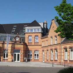 Bahnhofsgebäude mit Leitstelle der EVS im Mai 2015